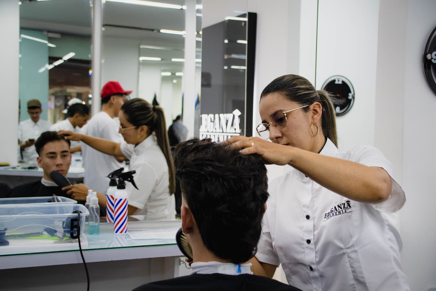 Egresada de Eleganza Academia celebrando su historia de éxito