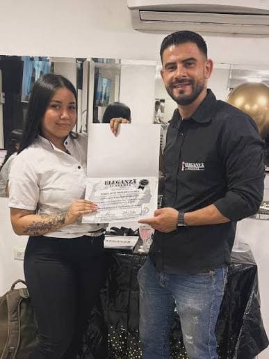 Estudiantes durante una práctica en el aula de belleza